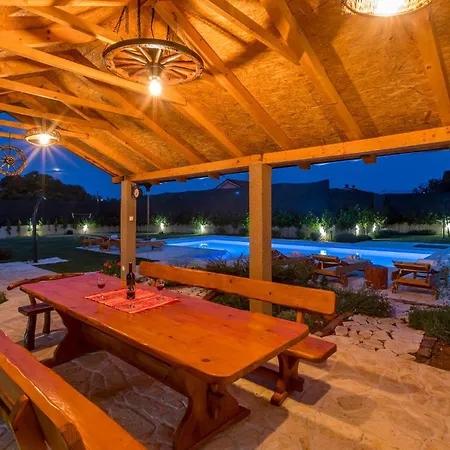 Holiday home Beautiful In Vinjani Donji With Wifi Bilopavlovici